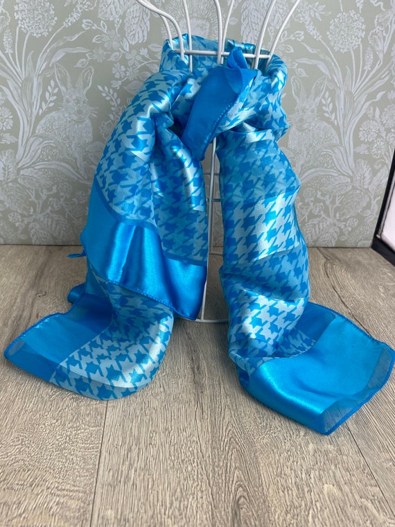Blue houndstooth check pattern square headscarf -… - image 10