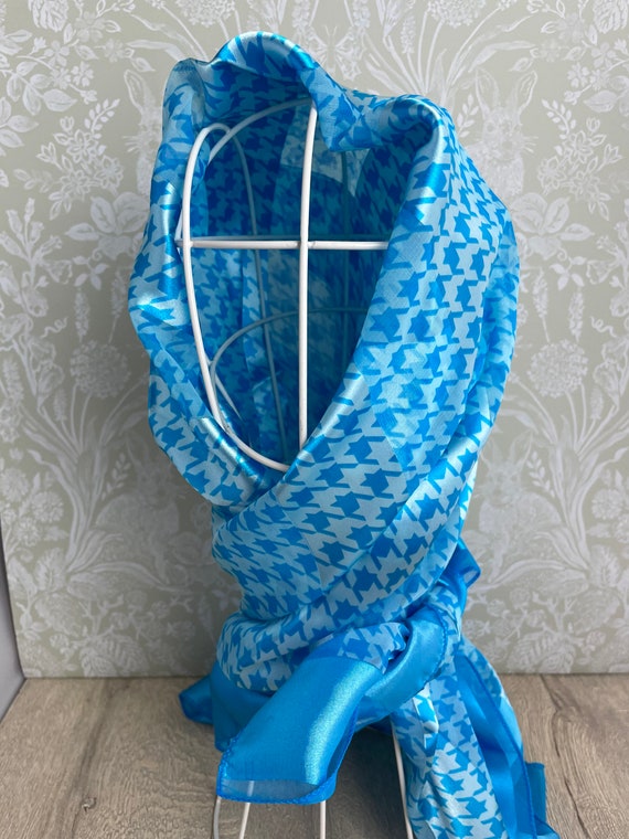 Blue houndstooth check pattern square headscarf -… - image 1
