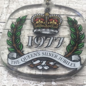 Queen Elizabeth  silver jubilee vintage plastic  keyring 1977 - Royal memorabilia souvenir