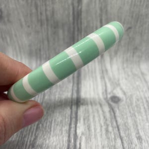 Bracelet jonc en plastique rayé vert menthe et blanc - Rayures pastel bonbon
