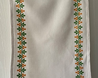 Serviette ou plateau en tissu blanc brodé à la main avec bordure verte et orange au point de croix