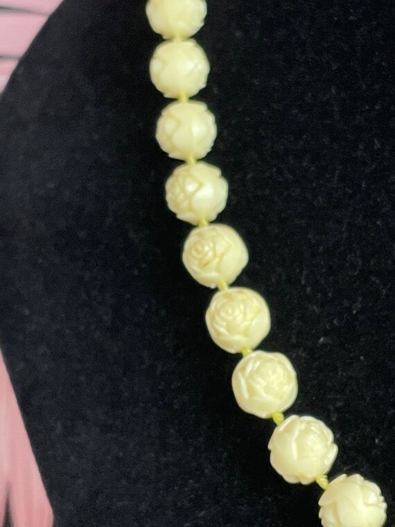 Cream plastic moulded rose bead necklace - pale c… - image 8