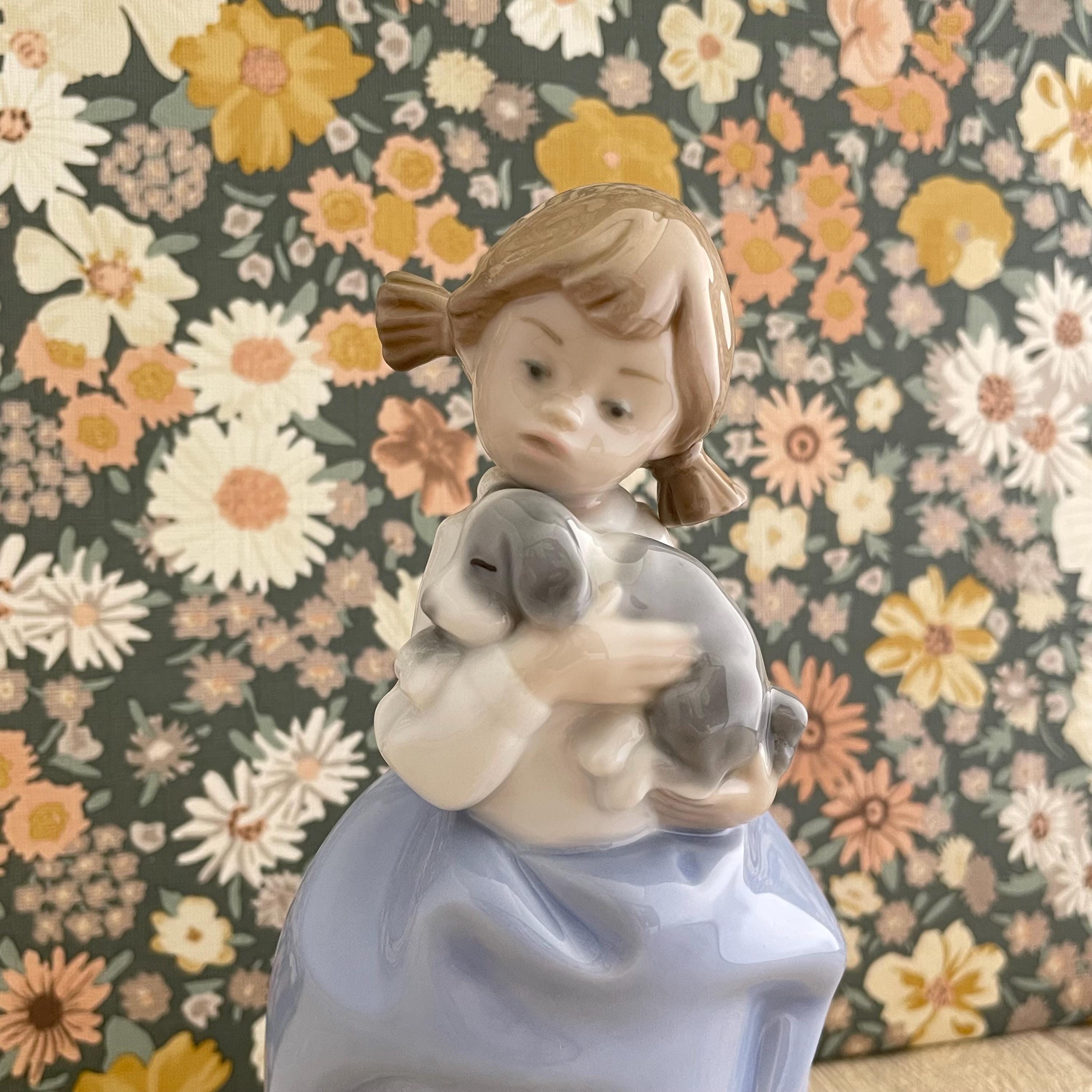 子犬を抱いたナオの少女の置物 – リヤドロ製磁器コレクターズアイテム