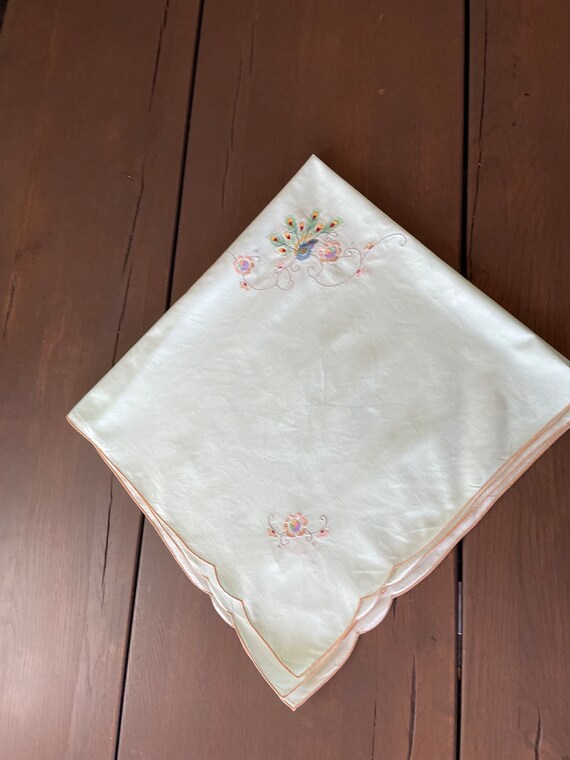 ヴィンテージ手刺繍テーブルクロス - ロビンズエッグブルー、孔雀と花 