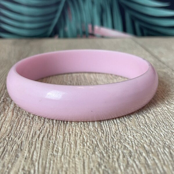 Pastel pink plastic bangle or bracelet - retro rockabilly style midi width bracelet