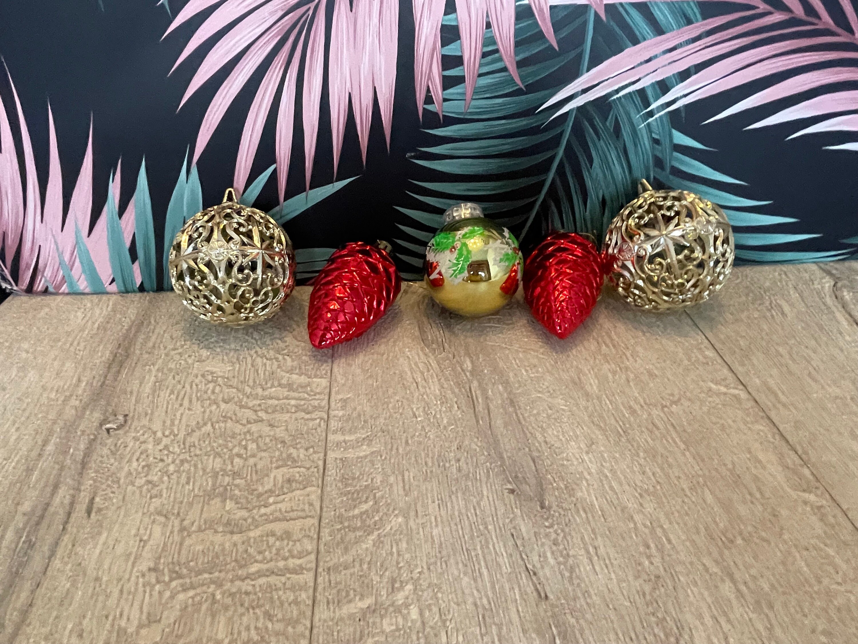 1970年代のヴィンテージ、赤と金のプラスチック製オーナメント