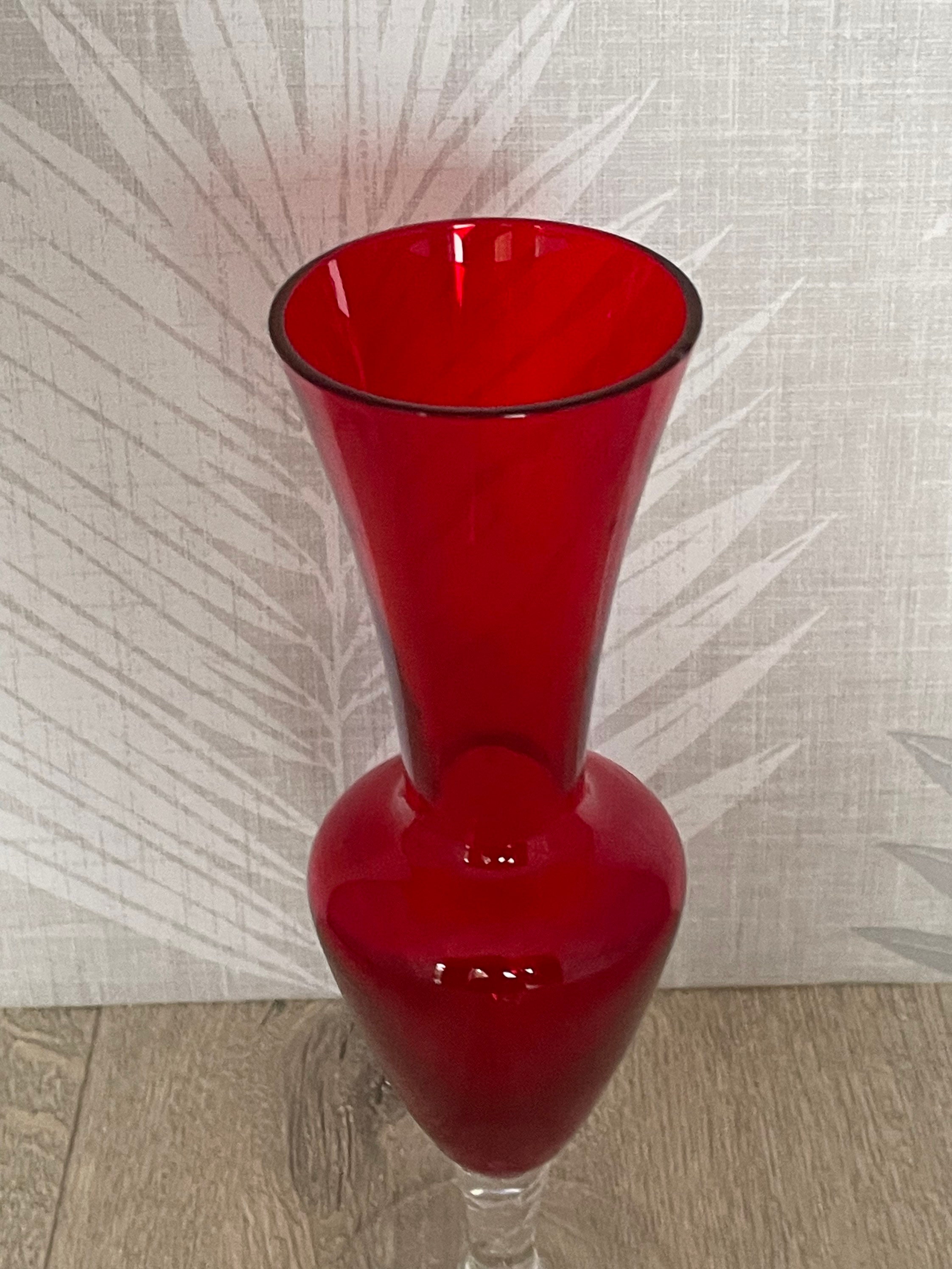 ねじれた茎を持つルビーレッドのガラスの花瓶のヴィンテージ - Etsy 日本