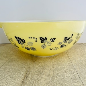 JAJ Pyrex Gooseberry Mixing Bowl: Lemon Yellow Cinderella Bowl