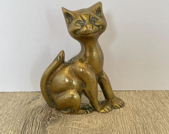 遊び心のある装飾的な真鍮の猫の置物 - 遊び心のあるしゃがんだ姿勢
