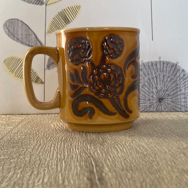 Braune Tasse mit Chrysanthemenblüten-Design - Gerader Retro Kaffeebecher in Brauntönen