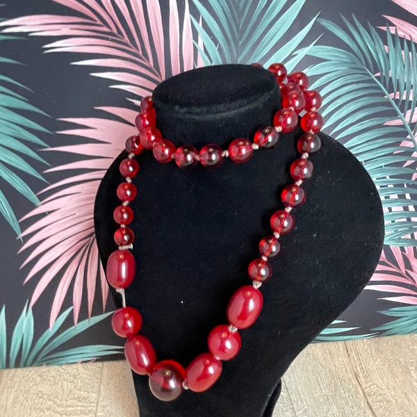 Collier fakelite rouge cerise - collier de perles marbrées bordeaux pour femmes - gros collier de longueur d'opéra perlé