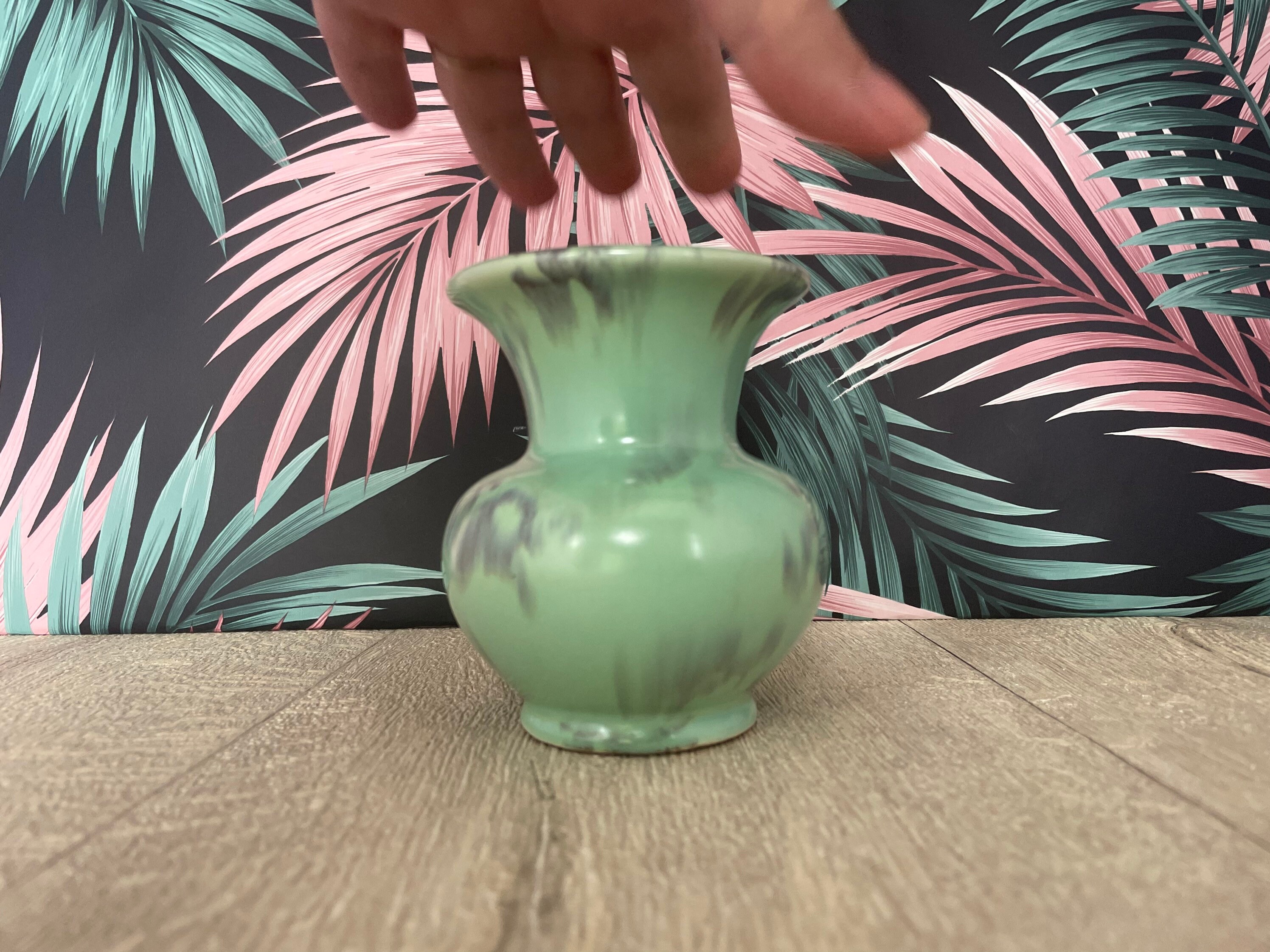 ヴィンテージのアクアグリーンのドリップ釉薬を施した小さな陶器の花瓶