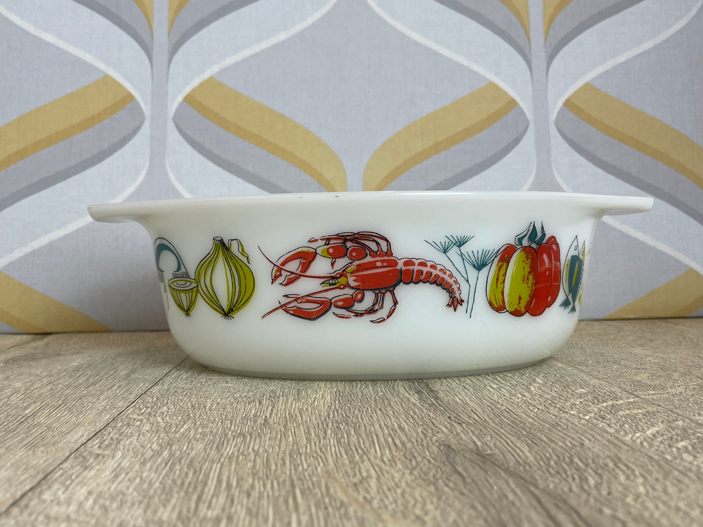 cocotte ovale en pyrex motif homard jaj - batterie de cuisine vintage pour cuisines style rétro