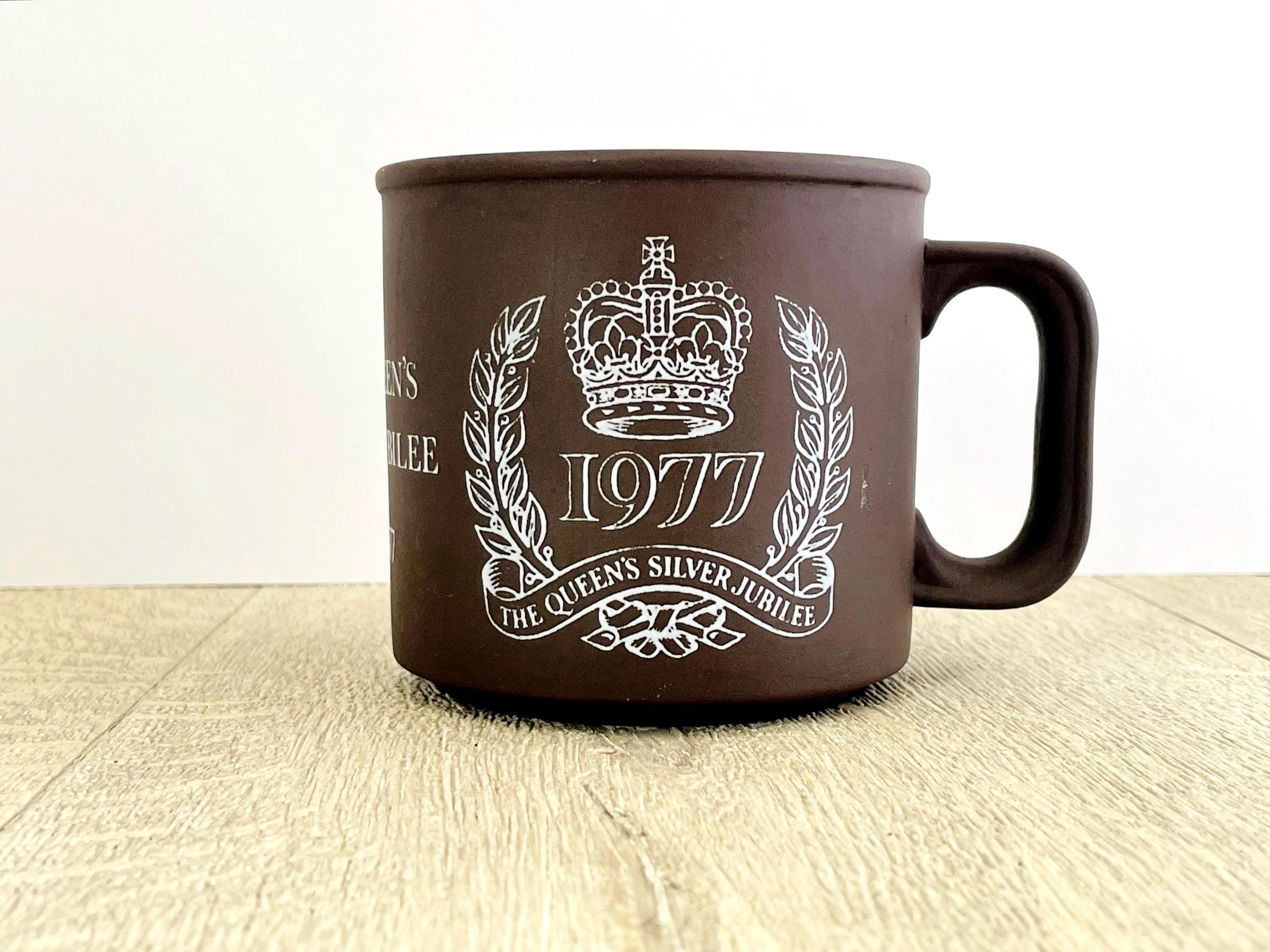 Hornsea Mug – Queen Elizabeth II Silver Jubilee 1977, Matte Brown