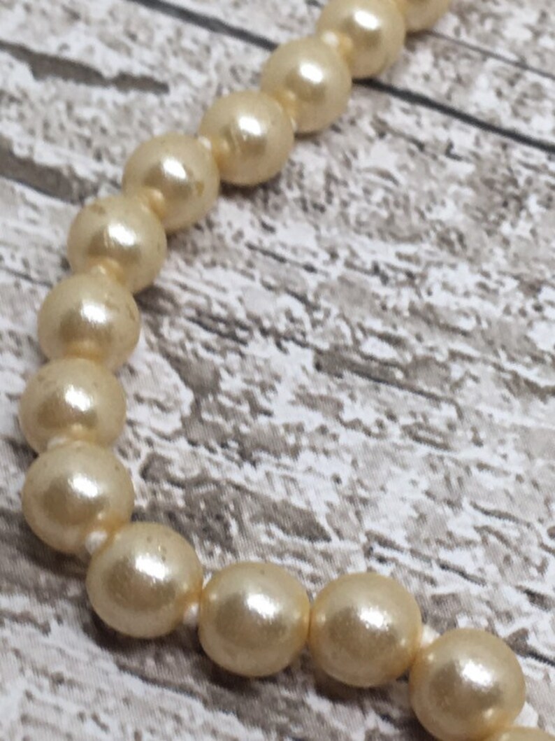 Faux Pearl Necklace With Pretty Pearl and Gold Tone clasp
