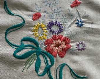 刺繍花模様の黒いテーブルクロス　ハンドメイド　ビンテージ 部分的に刺繍が施されたヴィンテージテーブルクロス – ステッチング