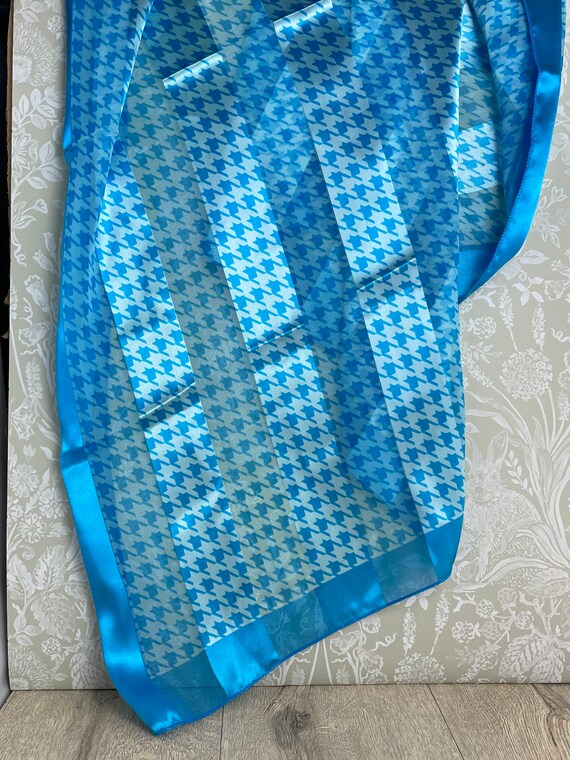 Blue houndstooth check pattern square headscarf -… - image 6