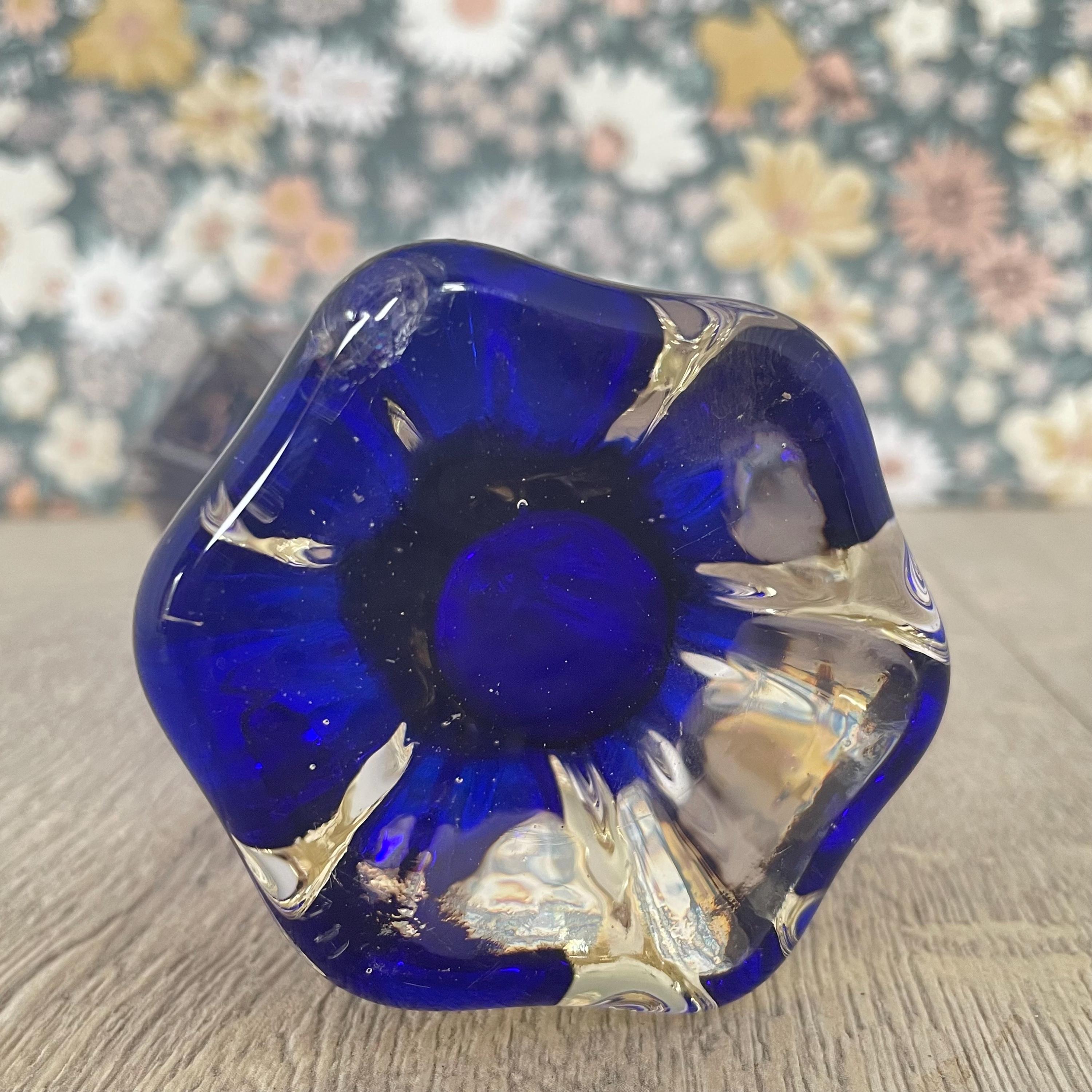 コバルトブルーガラスの花瓶 – 透明な脚付きヴィンテージアートガラス