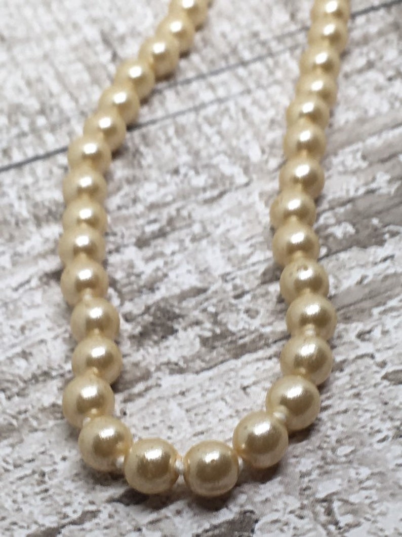 Faux Pearl Necklace With Pretty Pearl and Gold Tone clasp