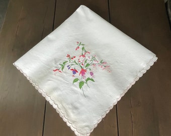 淡いブルーの刺繍入りテーブルクロス、フクシア柄、スカラップエッジ