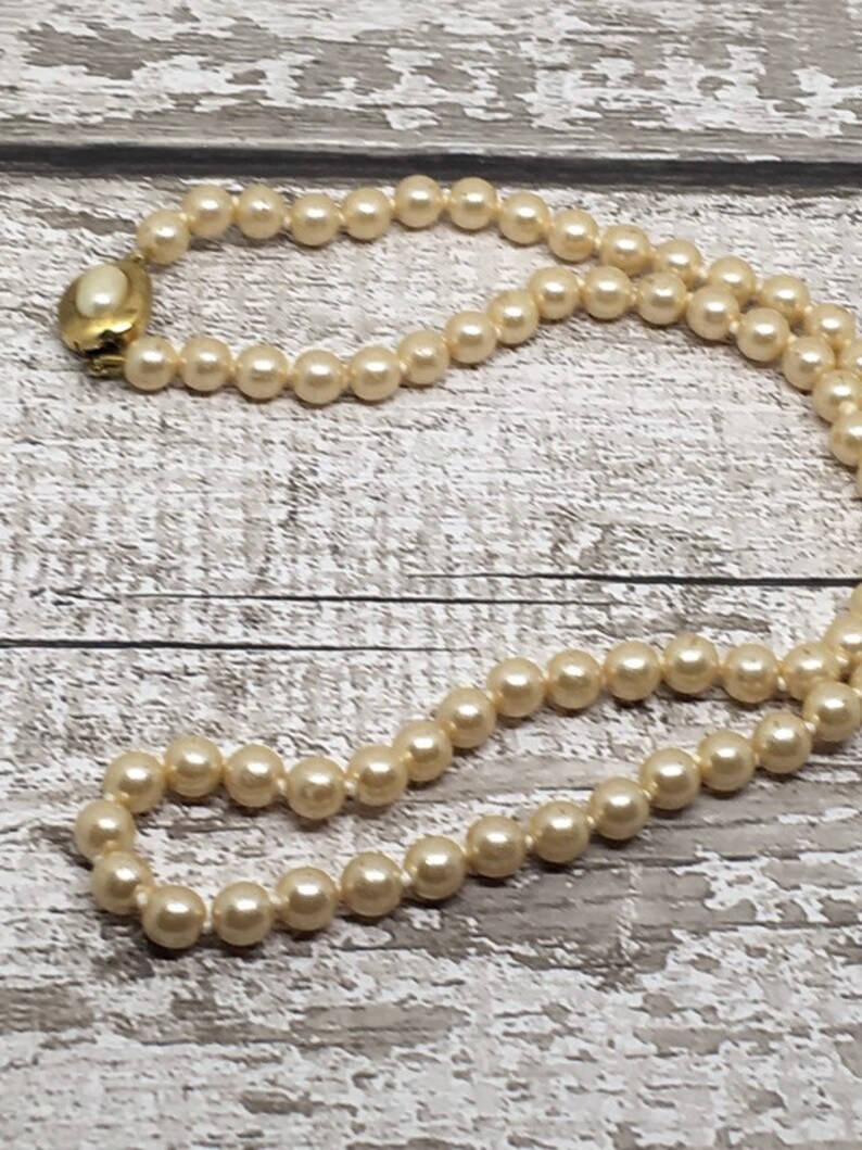 Faux Pearl Necklace With Pretty Pearl and Gold Tone clasp