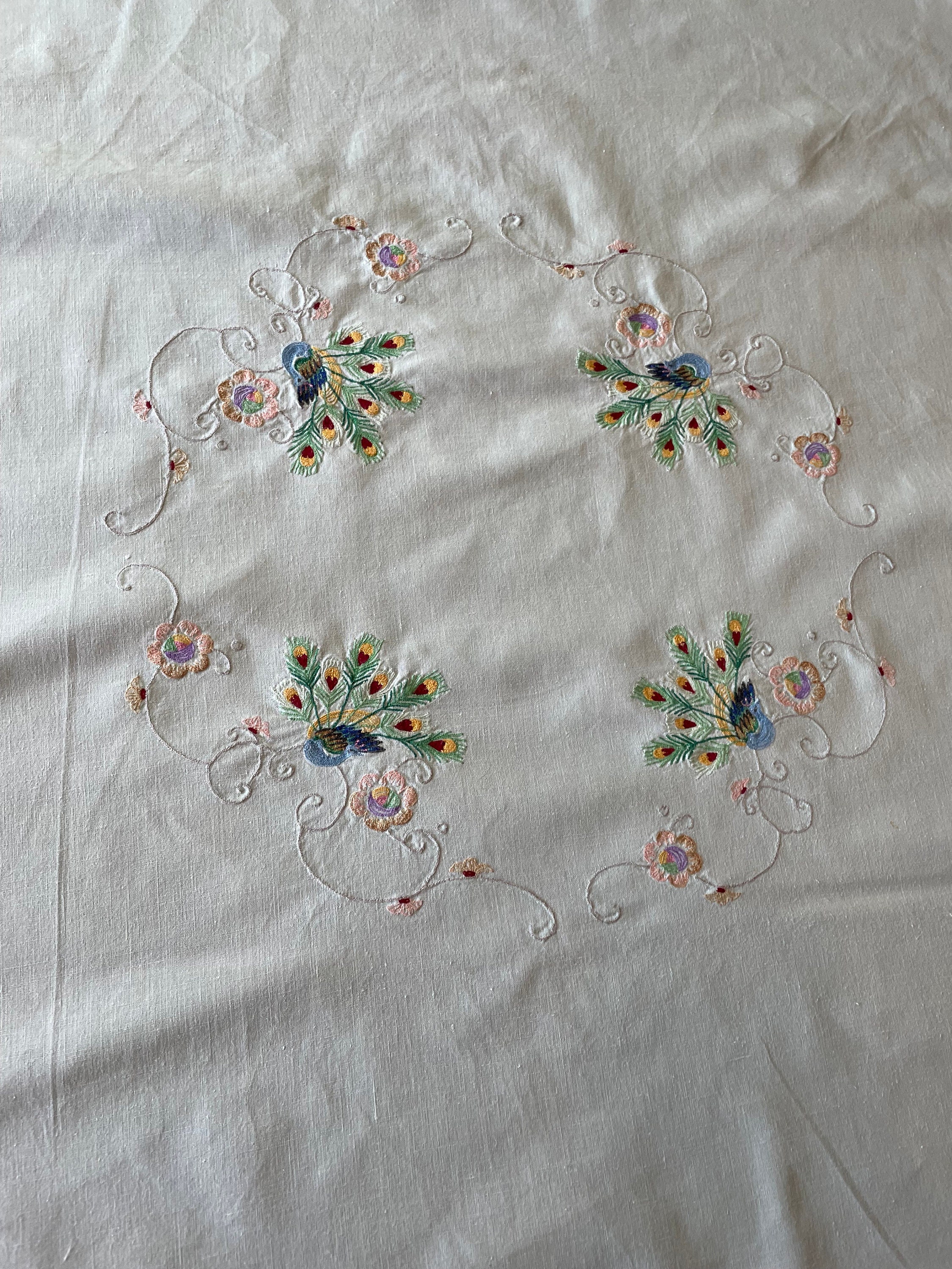 ヴィンテージ手刺繍テーブルクロス - ロビンズエッグブルー、孔雀と花