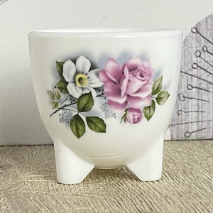 アルコパル ドッグローズ エッグカップ - 野生のバラの花柄が入ったヴィンテージ フランス製パイレックス エッグカップ