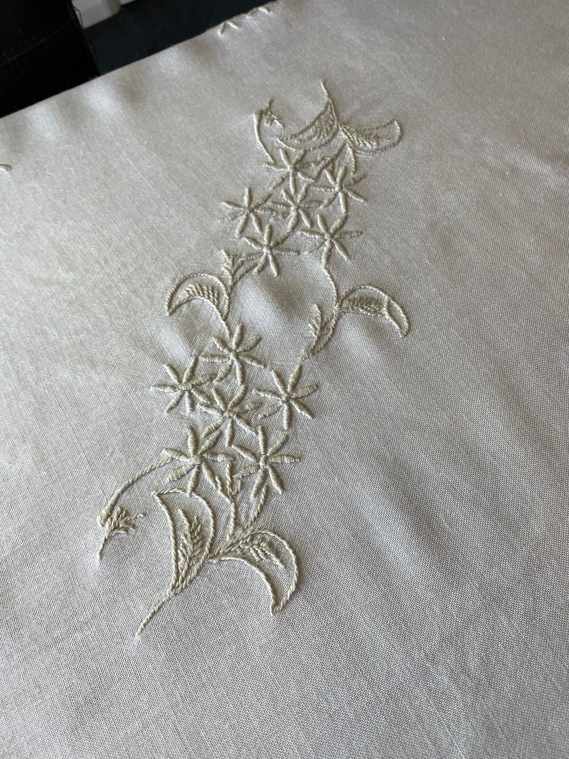 グレーの花柄が刺繍された白いテーブルクロス - ヴィンテージのホーム