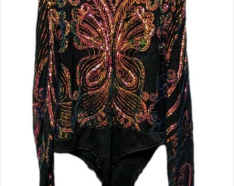Body de mariposa con lentejuelas y vestido largo de satén estilo boho chic de tallas grandes.