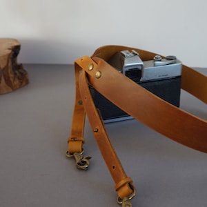 Sangle appareil photo en cuir réglable, sangle DSLR marron personnalisée, sangle de caméra Crossbody avec porte-bouchons à objectif - style: AIDA