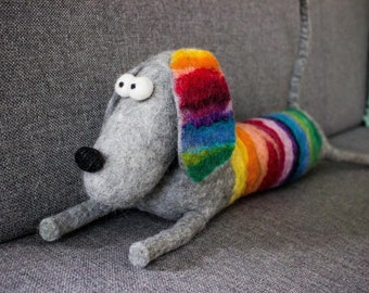 TROTS de minihond - 100% Eco-vriendelijke vilten regenbooghond home decor / tochtstopper / tochtstopper - worsthond, teckel