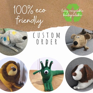 Op de afbeelding: Zes verschillende deurstopontwerpen gemaakt van vilt. De deurstoppers zijn gevormd als een leeuw, een slak, een teckel, een spaniel en twee andere honden. De deurstoppers zijn allemaal milieuvriendelijk en volledig recyclebaar. De tekst "100% eco friendly" en "fully recyclable biodegradable" is zichtbaar in de afbeelding.