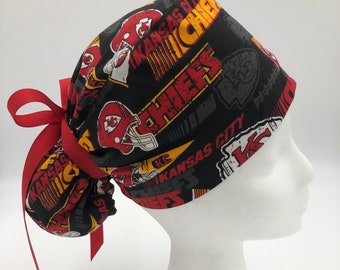 Gorro quirúrgico de los Kansas City Chiefs, estilo coleta o unisex, para mujer u hombre, con elástico y cinta para atar en la parte posterior, con opción de cintas.