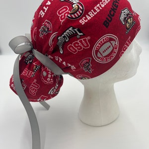 Peut inclure: Chapeau de chirurgien rouge et gris avec divers logos et textes de l'Université d'État de l'Ohio, notamment "Buckeyes", "Scarlet & Gray" et "OSU".