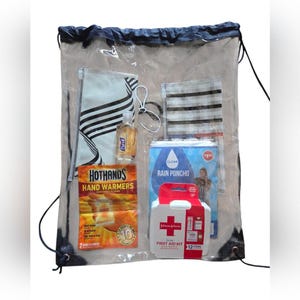 Puede incluir: Una mochila transparente con cordón llena de suministros de emergencia. Contenido: botiquín de primeros auxilios, calentadores de manos, un poncho para la lluvia, desinfectante de manos y una bolsa a rayas. La bolsa tiene un cierre de cordón azul oscuro.