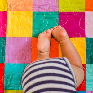 Kleurblok III, babyquilt, op maat gemaakte quilt, op maat gemaakte speeldeken, kraamcadeau, cadeau kersverse moeder, cadeau babymeisje, babyquilt op maat
