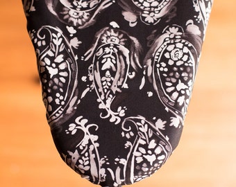 Zwarte paisley strijkplankhoes, op maat gemaakte strijkplankhoes, gepersonaliseerd cadeau-idee, verjaardagscadeau, cadeau voor vrouwen, cadeau-idee op maat