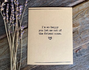 Tarjeta de aniversario divertida: Zona de amigos, papel kraft (4,25 x 5,5)