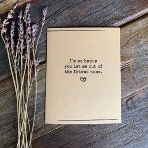 Carte d’anniversaire de petite amie. cadeau d’anniversaire de petit ami. Je t’aime carte. Si heureux que tu m’as laissé sortir de la zone des amis. Carte joyeux anniversaire. Drôle