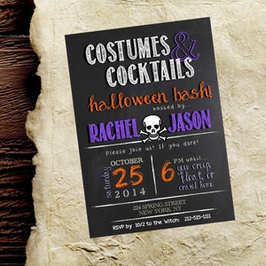 Op de afbeelding: Een zwart-witte Halloween-partij uitnodiging met een schedel en gekruiste beenderen afbeelding. De uitnodiging luidt "Costumes & Cocktails Halloween Bash! Hosted by Rachel & Jason. Please join us! If you dare! Saturday, October 25, 2014, 6 PM until... you creep, float, or crawl home. 224 Spring Street, New York, NY. RSVP by 10/2 to the Witch: 212-515-1111."