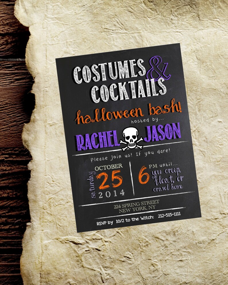 Op de afbeelding: Een zwart-witte Halloween-partij uitnodiging met een schedel en gekruiste beenderen afbeelding. De uitnodiging luidt "Costumes & Cocktails Halloween Bash! Hosted by Rachel & Jason. Please join us! If you dare! Saturday, October 25, 2014, 6 PM until... you creep, float, or crawl home. 224 Spring Street, New York, NY. RSVP by 10/2 to the Witch: 212-515-1111."