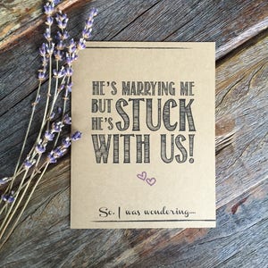 Hij is trouwen met mij, maar hij zit vast bij ons! Grappig bruidsmeisje voorstel. Grappige bruidsmeisje kaart. Hoe de Maid of Honor te vragen.  Vragen bruidsmeisje kaart.