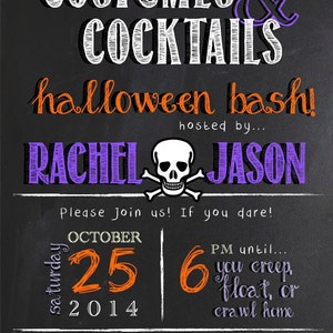 Op de afbeelding: Een uitnodiging in krijtboardstijl in zwart en wit voor een Halloween-feest. De uitnodiging luidt "Costumes & Cocktails Halloween Bash! Hosted by... Rachel & Jason. Please join us! If you dare! Saturday, October 25, 2014, 6 PM until you creep, float, or crawl home. 224 Spring Street, New York, NY. RSVP by 10/2 to the Witch: 212-515-1111."
