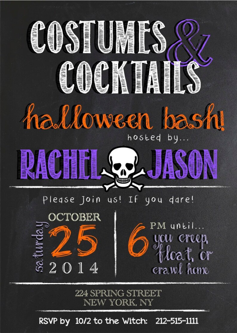 Op de afbeelding: Een uitnodiging in krijtboardstijl in zwart en wit voor een Halloween-feest. De uitnodiging luidt "Costumes & Cocktails Halloween Bash! Hosted by... Rachel & Jason. Please join us! If you dare! Saturday, October 25, 2014, 6 PM until you creep, float, or crawl home. 224 Spring Street, New York, NY. RSVP by 10/2 to the Witch: 212-515-1111."