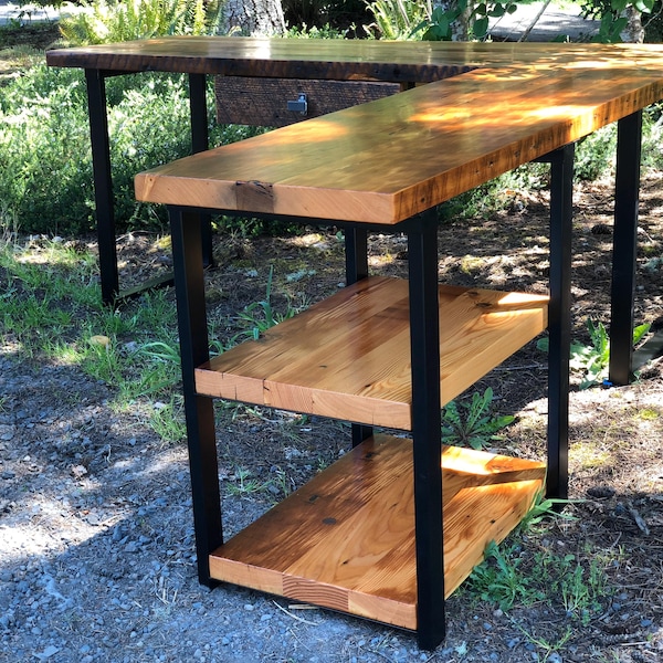Escritorio en forma de L con estantes. Escritorio industrial. Escritorio de madera recuperada. Escritorio esquinero. Escritorio moderno. Escritorio de madera recuperada. Escritorio de oficina. Escritorio ejecutivo.