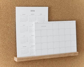 Schreibtischkalender 2026 A5 | Minimalistischer Monatsplaner | Englisch Deutsch | Eichenholzständer | Wandkalender & Tischkalender 2 in 1
