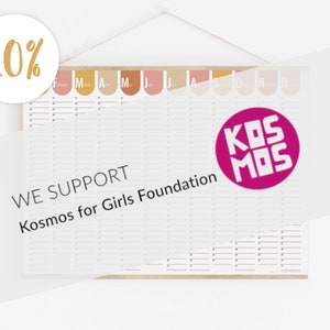 Puede incluir: Un calendario de pared grande y blanco con una barra para colgar de madera. El calendario presenta un dise&ntilde;o de cuadr&iacute;cula con encabezados mensuales en colores pastel. Un gr&aacute;fico circular muestra "10%" y el texto "WE SUPPORT Kosmos for Girls Foundation" tambi&eacute;n es visible.