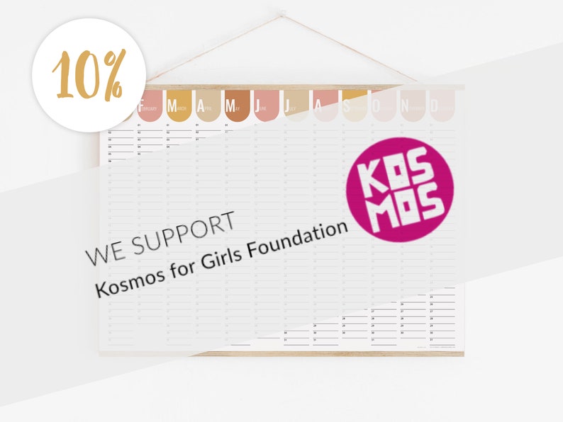 Puede incluir: Un calendario de pared grande y blanco con una barra para colgar de madera. El calendario presenta un dise&ntilde;o de cuadr&iacute;cula con encabezados mensuales en colores pastel. Un gr&aacute;fico circular muestra "10%" y el texto "WE SUPPORT Kosmos for Girls Foundation" tambi&eacute;n es visible.