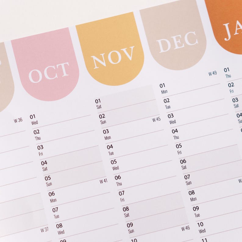 Puede incluir: Primer plano de una porci&oacute;n de un calendario con los meses de octubre, noviembre, diciembre y enero visibles. El calendario tiene un dise&ntilde;o minimalista con encabezados de colores pastel y un dise&ntilde;o de cuadr&iacute;cula para las entradas diarias.