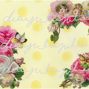 Puede incluir: Un fondo amarillo con lunares blancos presenta un dise&ntilde;o floral con rosas rosas, rosas blancas, mariposas y dos pollitos peque&ntilde;os. El texto "dear you" est&aacute; escrito en cursiva tres veces en la imagen.